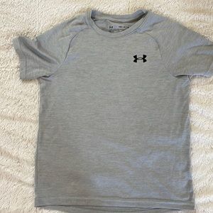 UA loose fit tshirt
